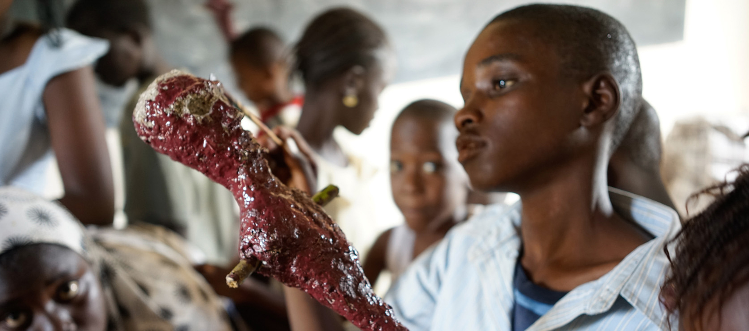 Mädchen im Senegal stellen in World Vision-Projekt mit Puppen Verletzung ihrer Rechte dar.