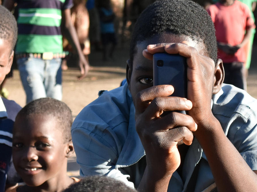 Kinder in einem Projekt in Afrika unterstützen