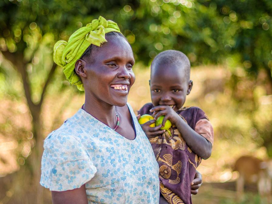Mutter und Tochter im Obstgarten der Familie in Kenia