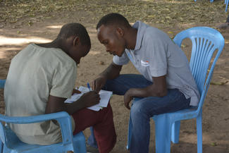 Ein Sozialarbeiter im Gespräch mit einem freigelassenen Kindersoldaten im Südsudan